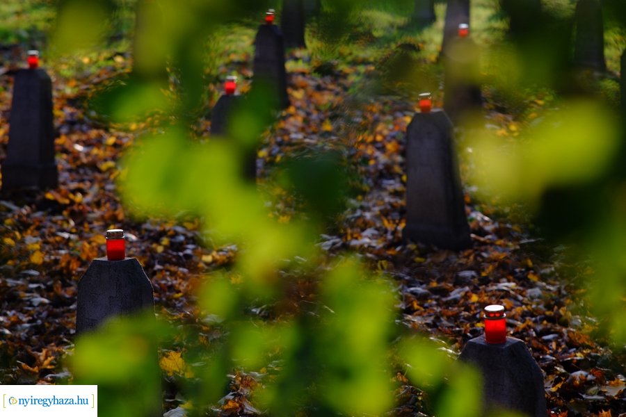 Mécsesgyújtás a Hősök temetőjében 2022