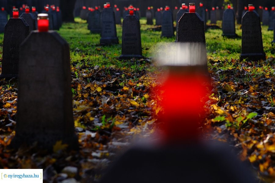 Mécsesgyújtás a Hősök temetőjében 2022