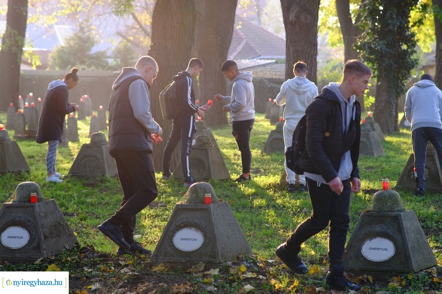 Mécsesgyújtás a Hősök temetőjében 2022