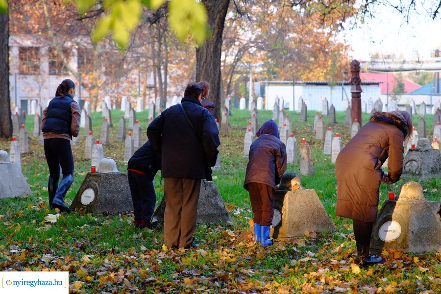 Mécsesgyújtás a Hősök temetőjében 2022