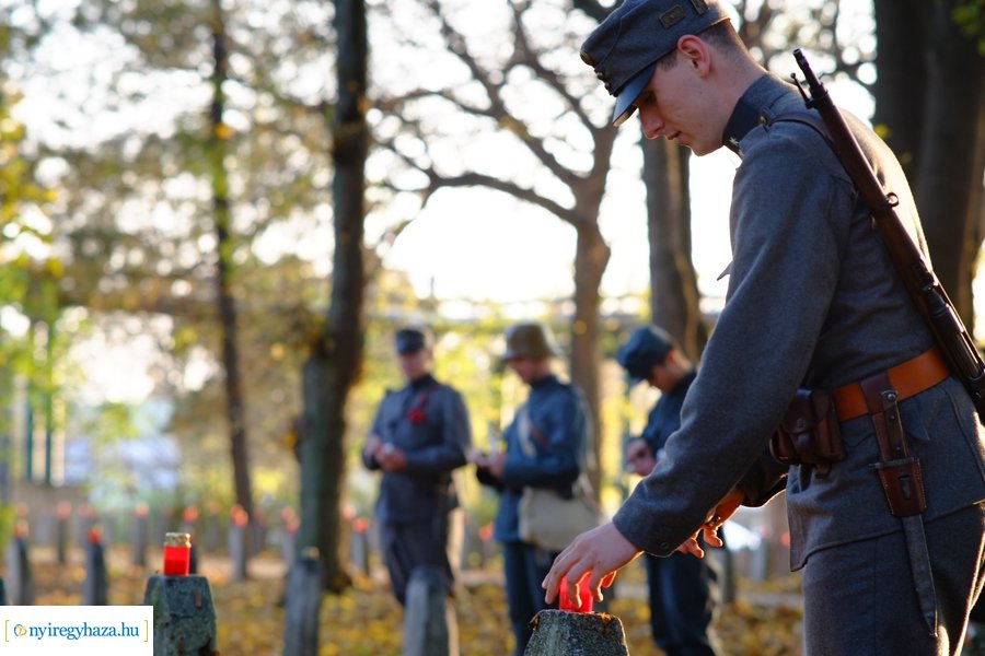 Mécsesgyújtás a Hősök temetőjében 2022