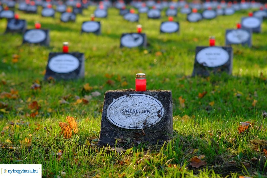 Mécsesgyújtás a Hősök temetőjében 2022