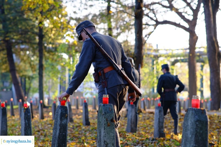 Mécsesgyújtás a Hősök temetőjében 2022