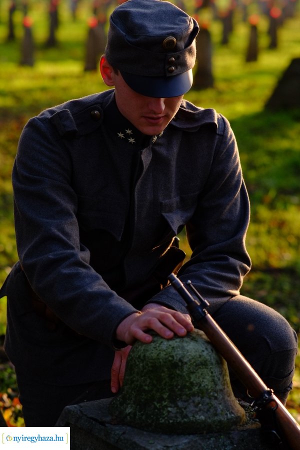 Mécsesgyújtás a Hősök temetőjében 2022