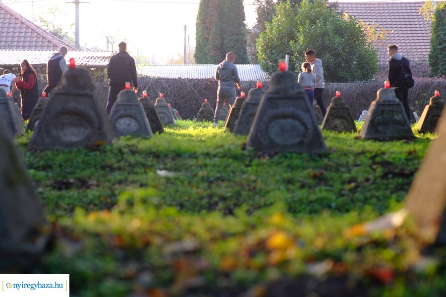 Mécsesgyújtás a Hősök temetőjében 2022