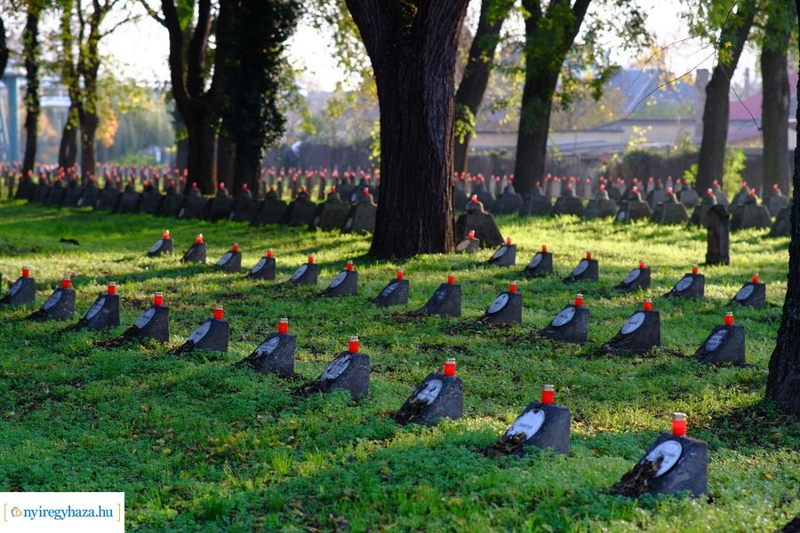 Mécsesgyújtás a Hősök temetőjében 2022
