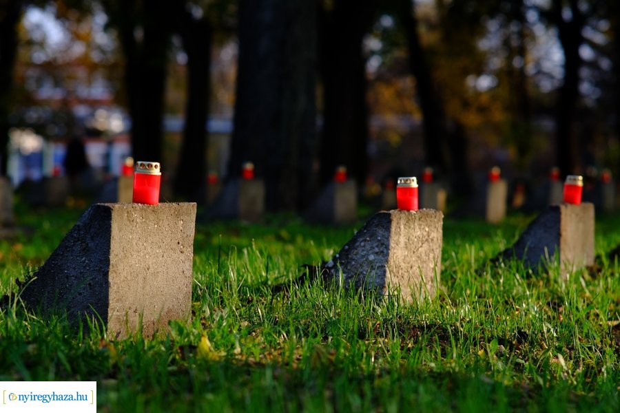 Mécsesgyújtás a Hősök temetőjében 2022