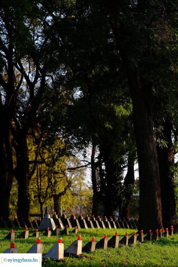 Mécsesgyújtás a Hősök temetőjében 2022