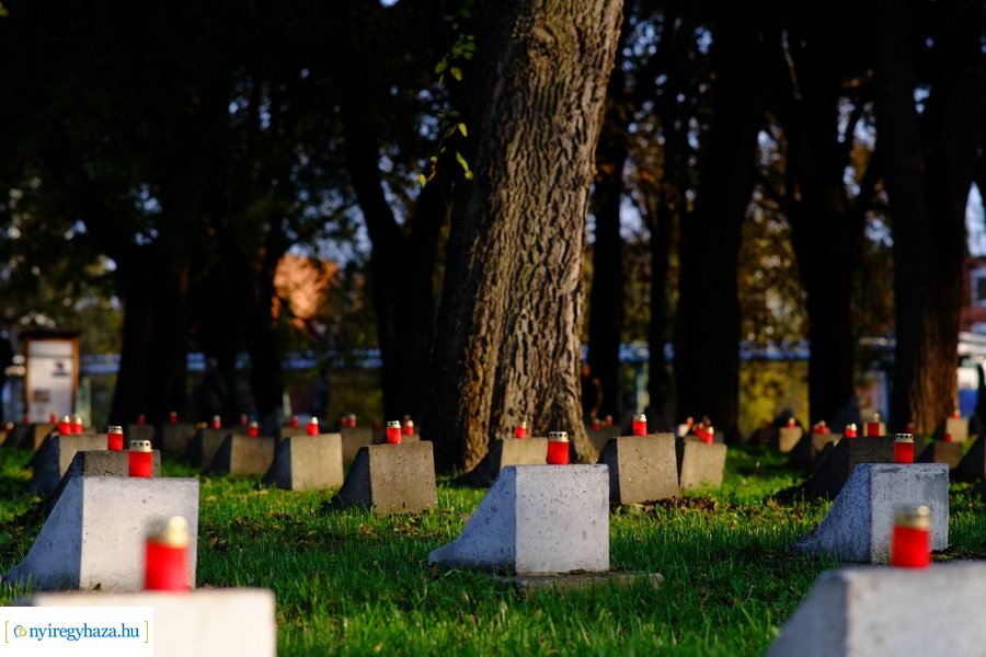 Mécsesgyújtás a Hősök temetőjében 2022