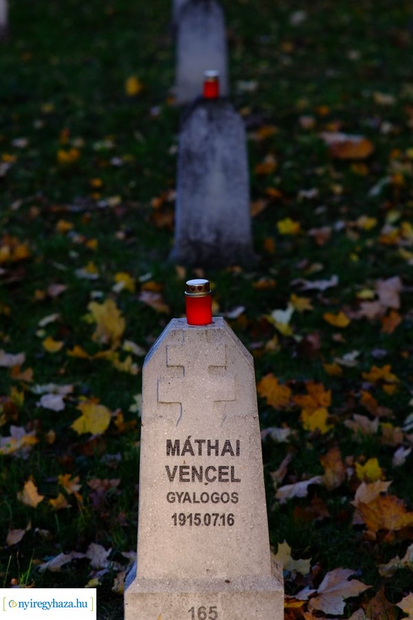 Mécsesgyújtás a Hősök temetőjében 2022