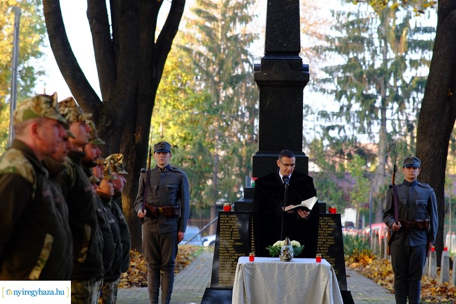 Mécsesgyújtás a Hősök temetőjében 2022