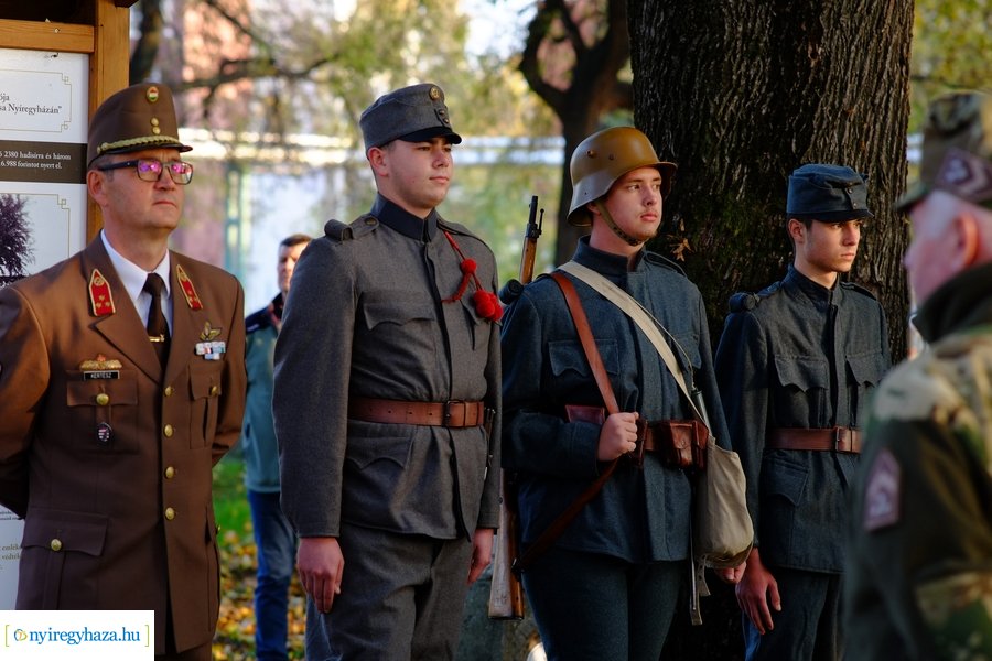 Mécsesgyújtás a Hősök temetőjében 2022
