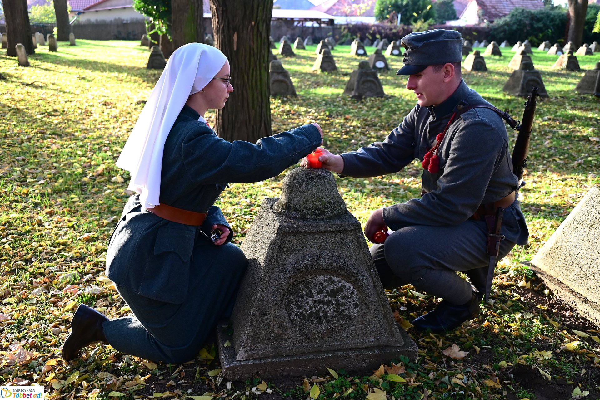 Mécsesgyújtás a Hősök temetőjében