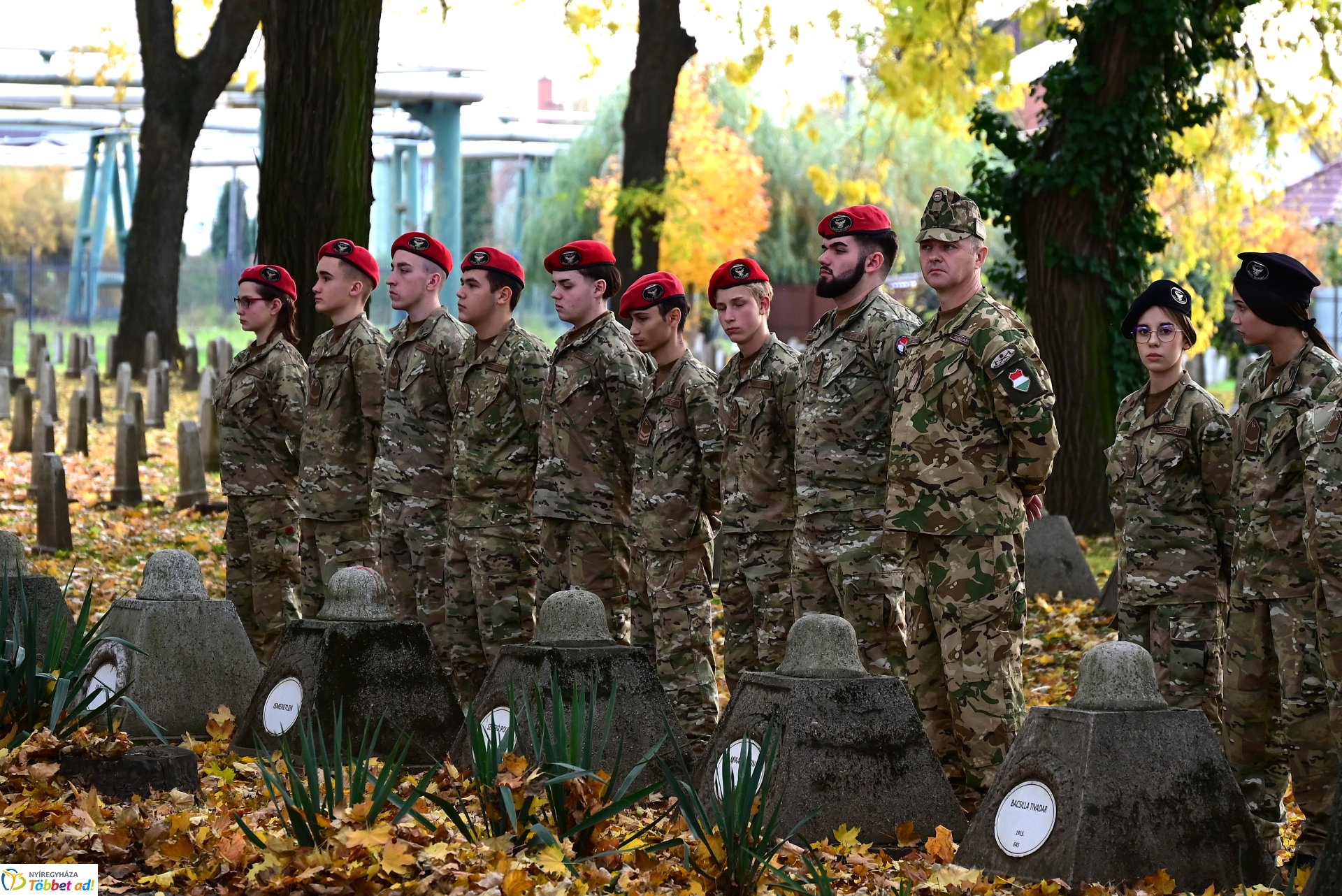 Mécsesgyújtás a Hősök temetőjében