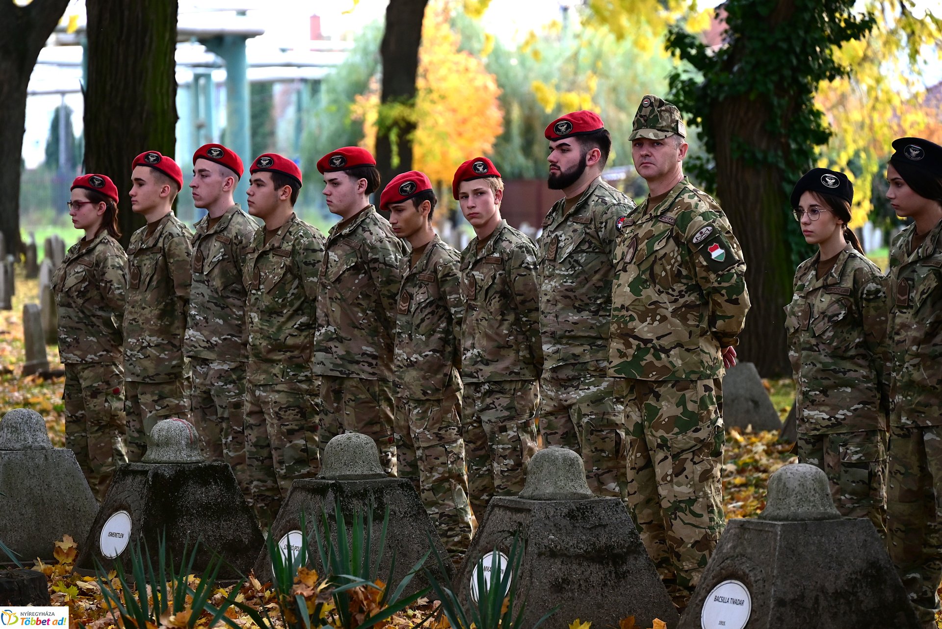 Mécsesgyújtás a Hősök temetőjében