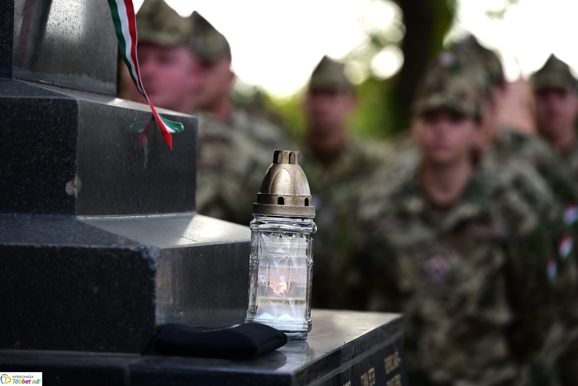 Mécsesgyújtás a Hősök temetőjében