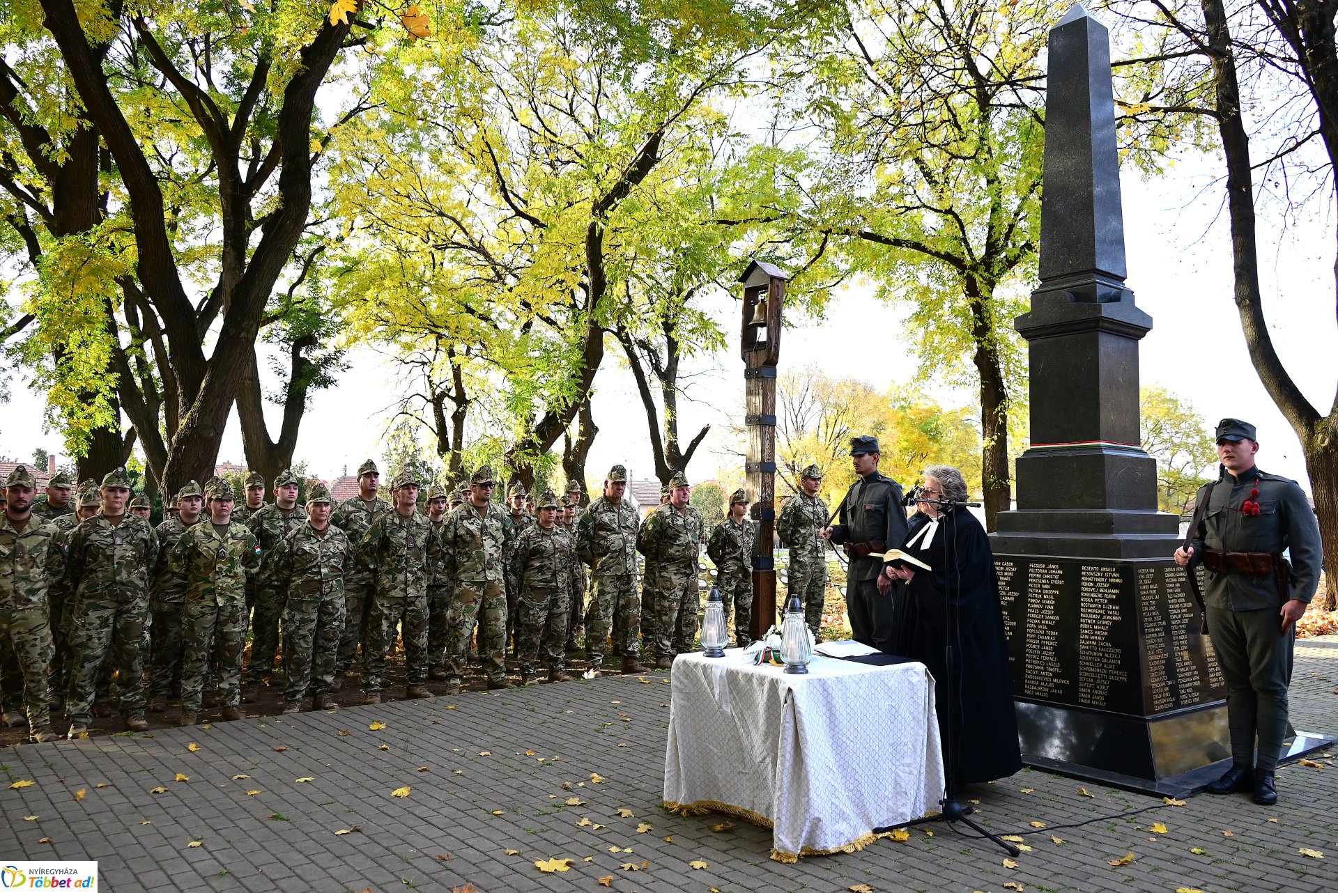 Mécsesgyújtás a Hősök temetőjében