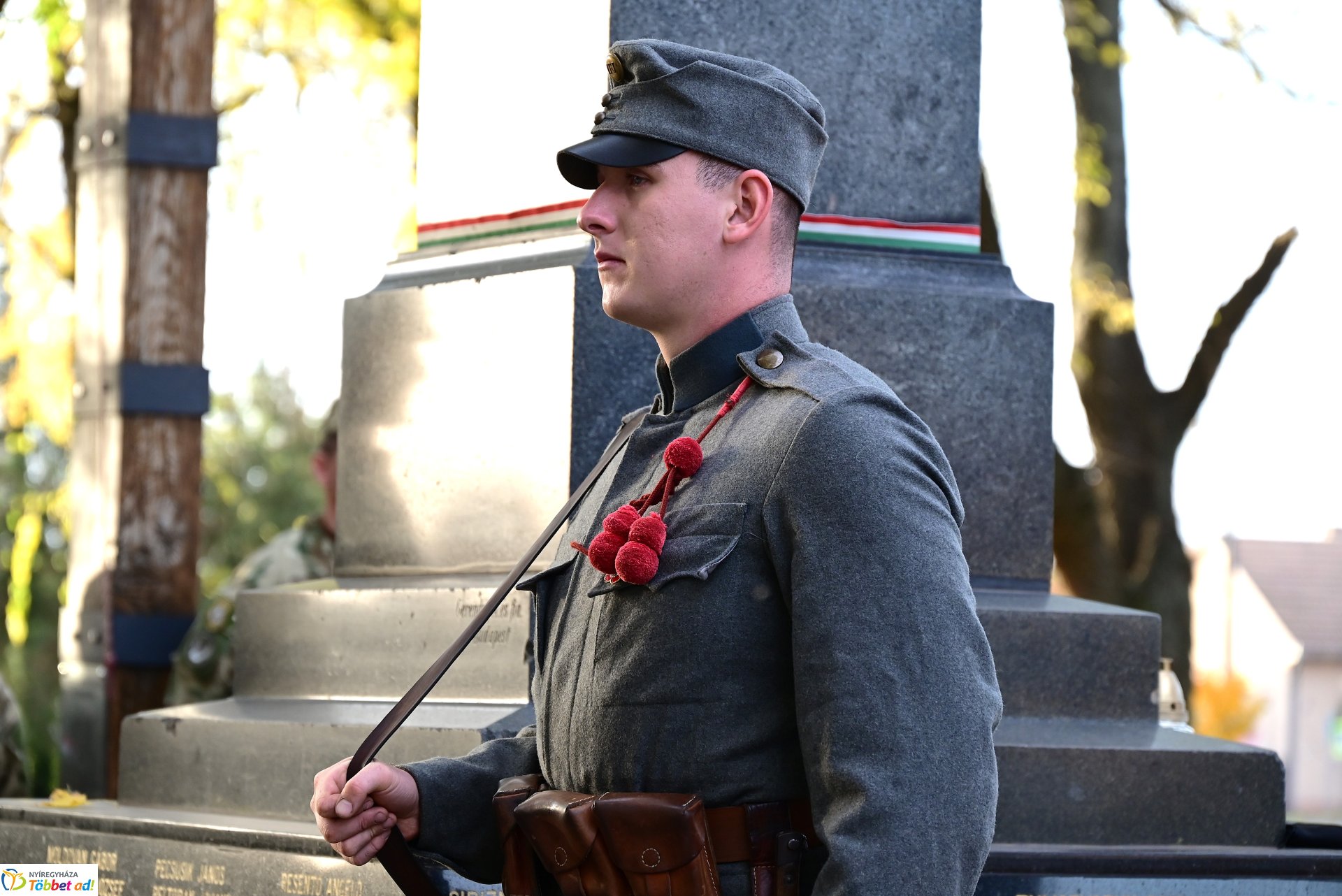 Mécsesgyújtás a Hősök temetőjében