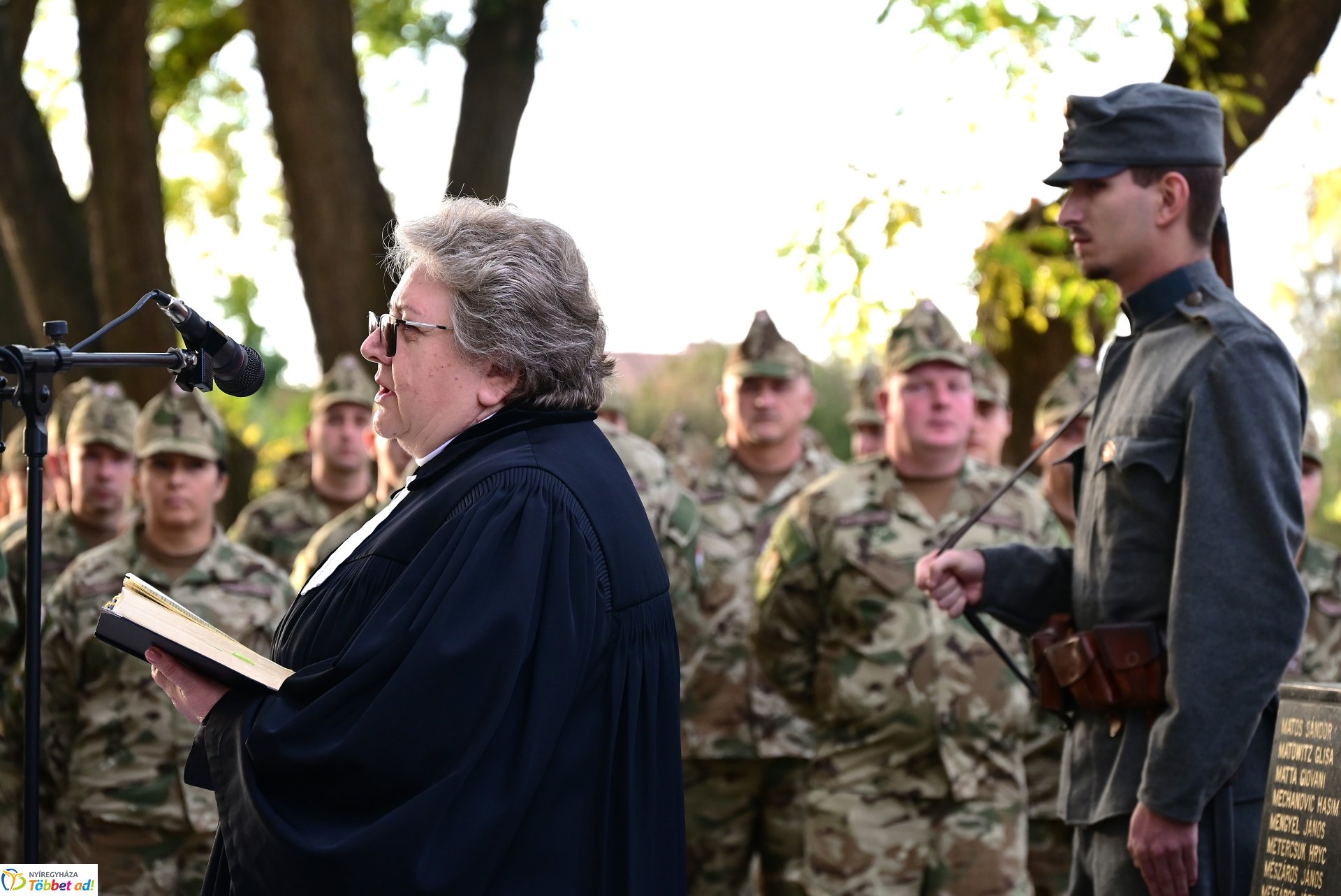 Mécsesgyújtás a Hősök temetőjében