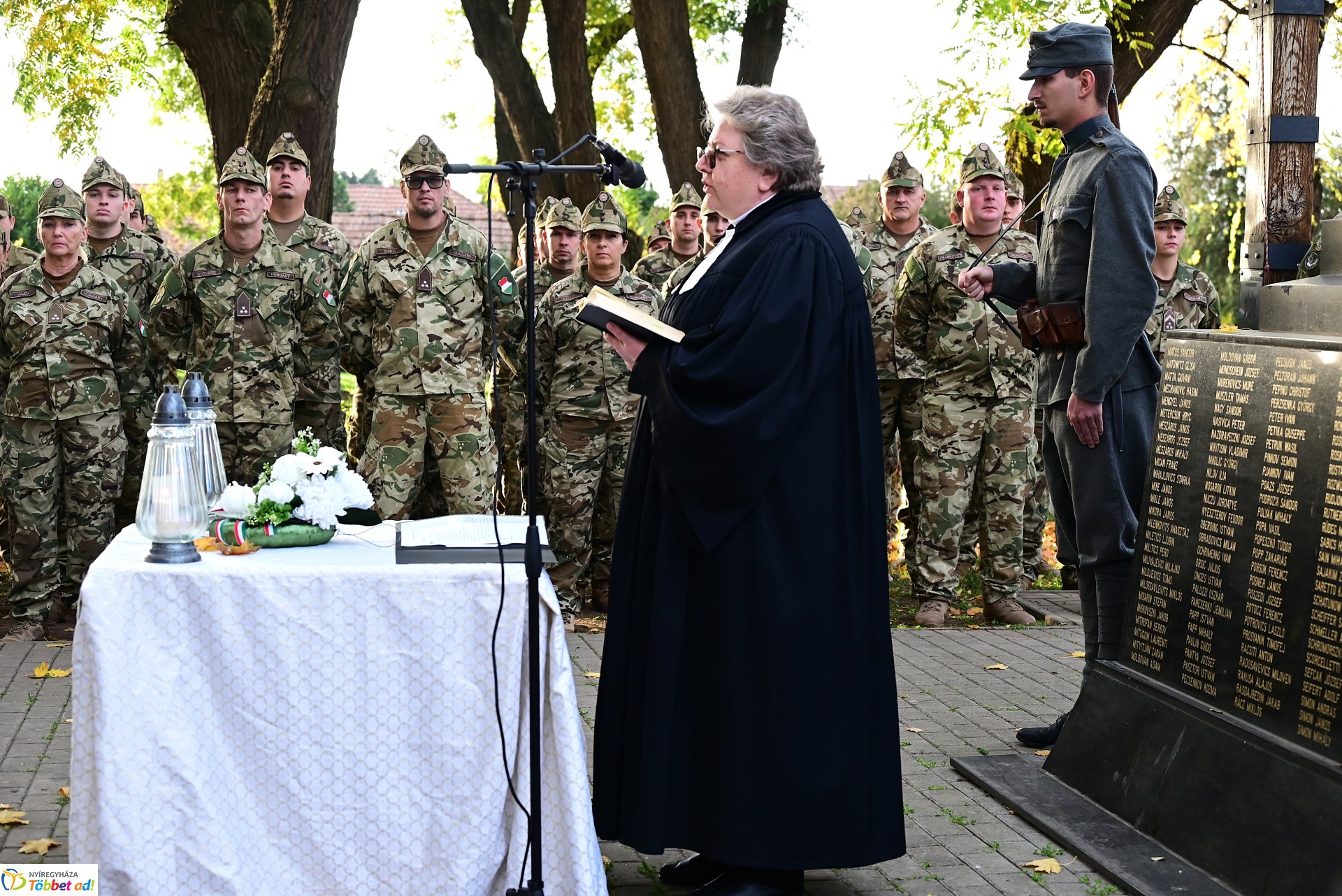 Mécsesgyújtás a Hősök temetőjében