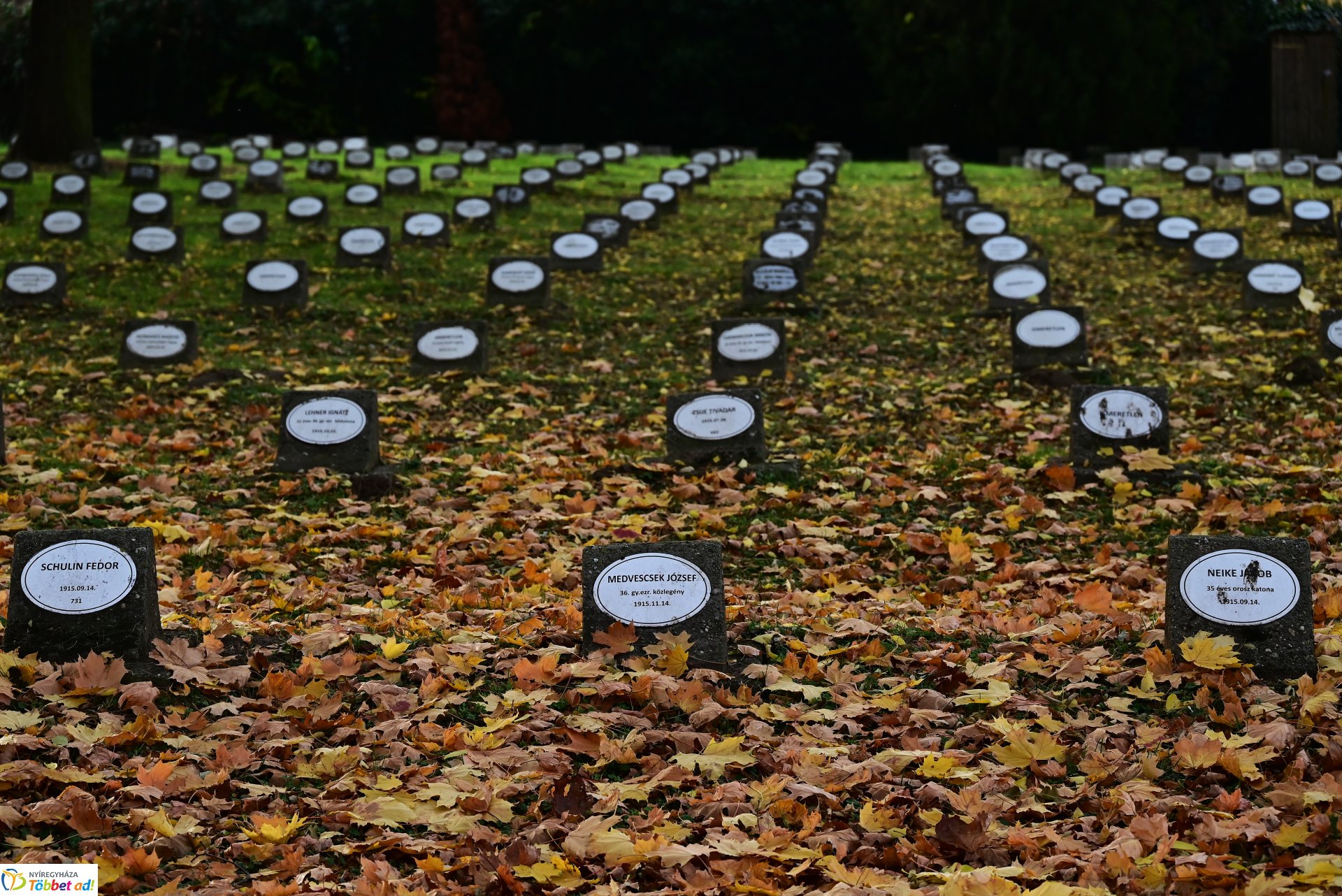 Mécsesgyújtás a Hősök temetőjében