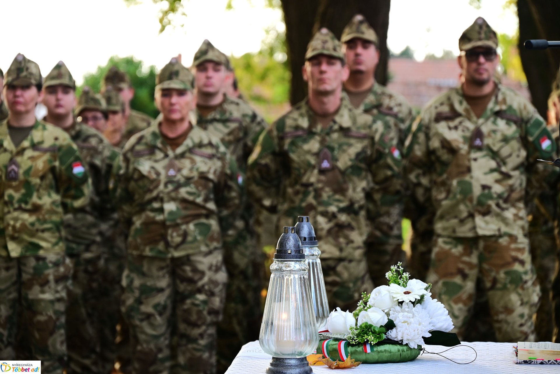 Mécsesgyújtás a Hősök temetőjében