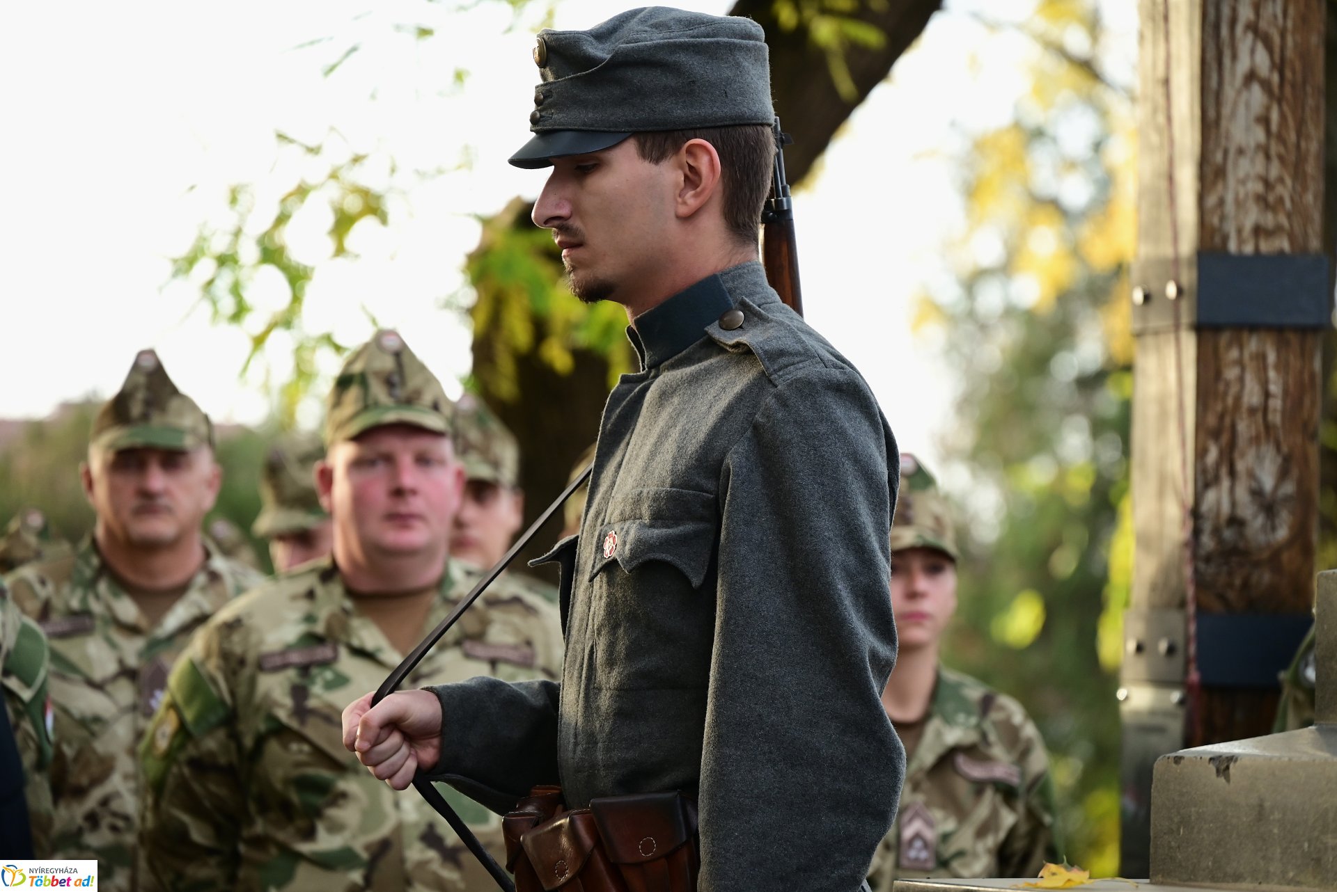 Mécsesgyújtás a Hősök temetőjében