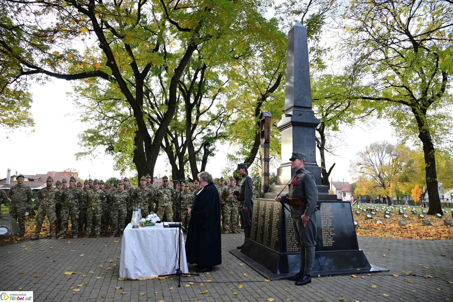 Mécsesgyújtás a Hősök temetőjében