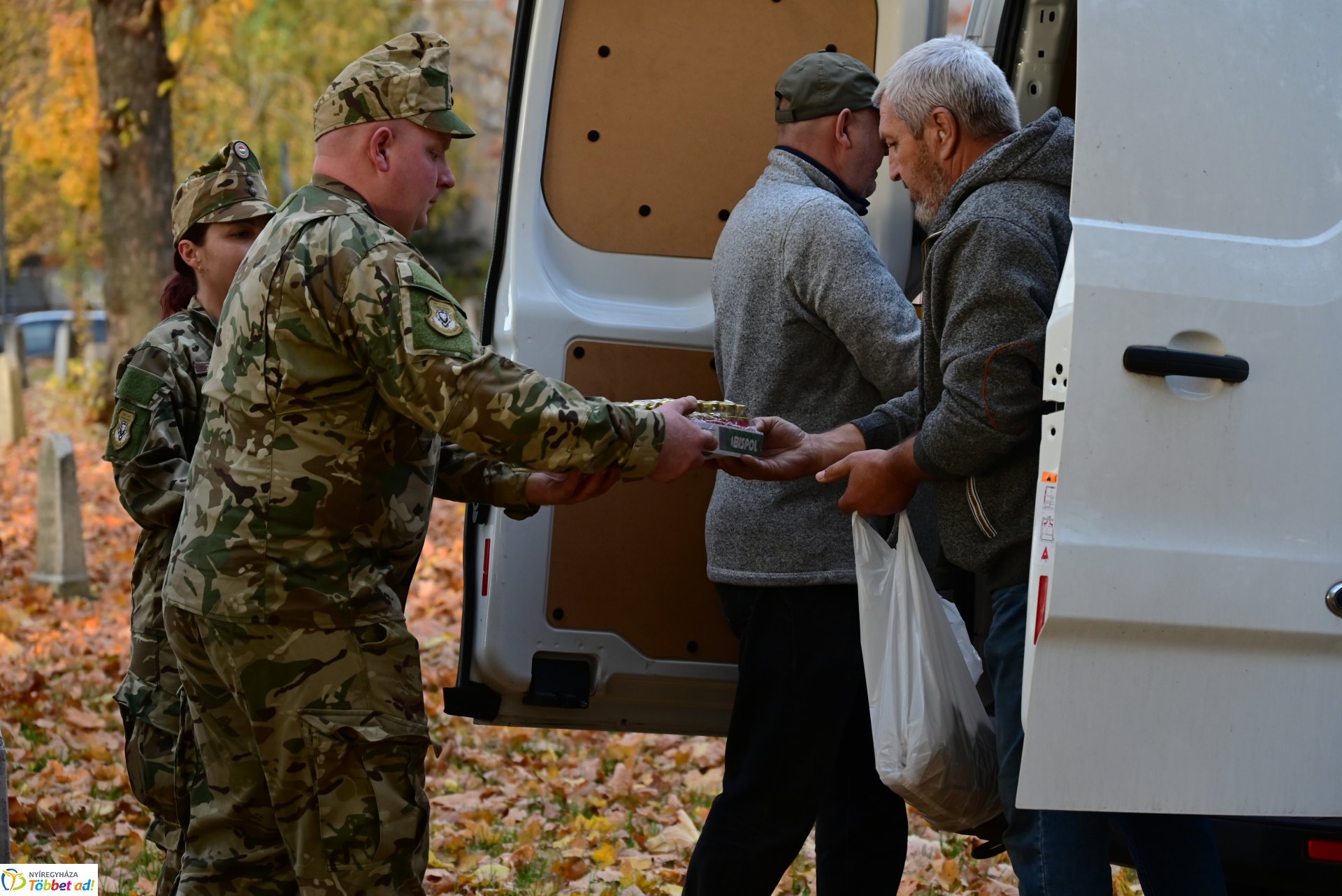 Mécsesgyújtás a Hősök temetőjében
