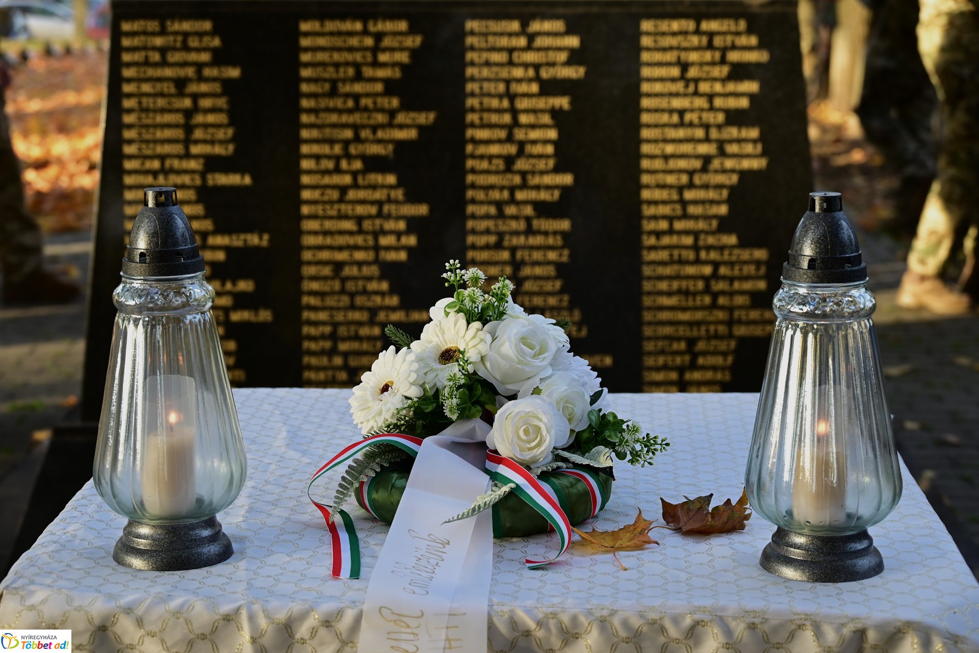 Mécsesgyújtás a Hősök temetőjében
