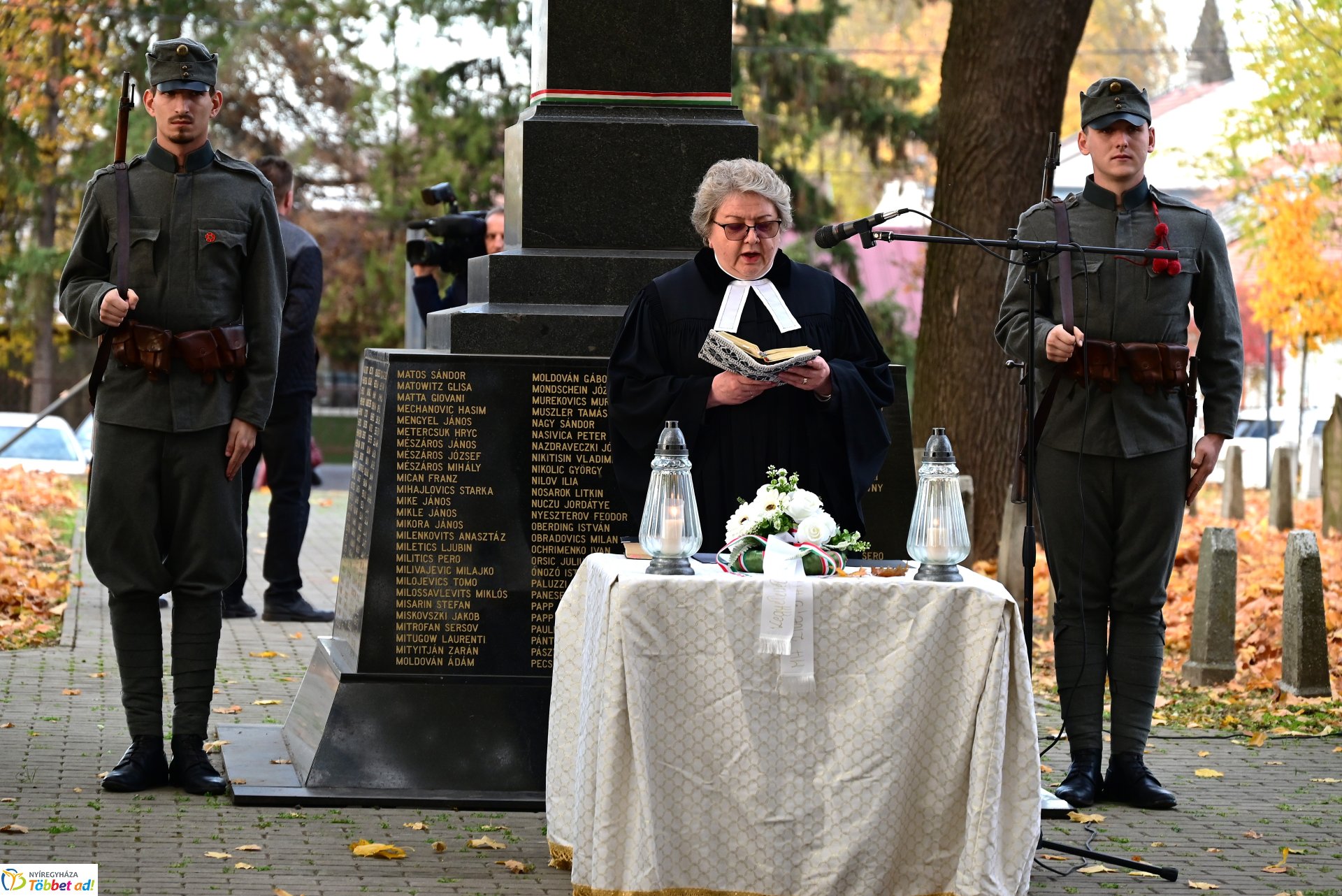 Mécsesgyújtás a Hősök temetőjében