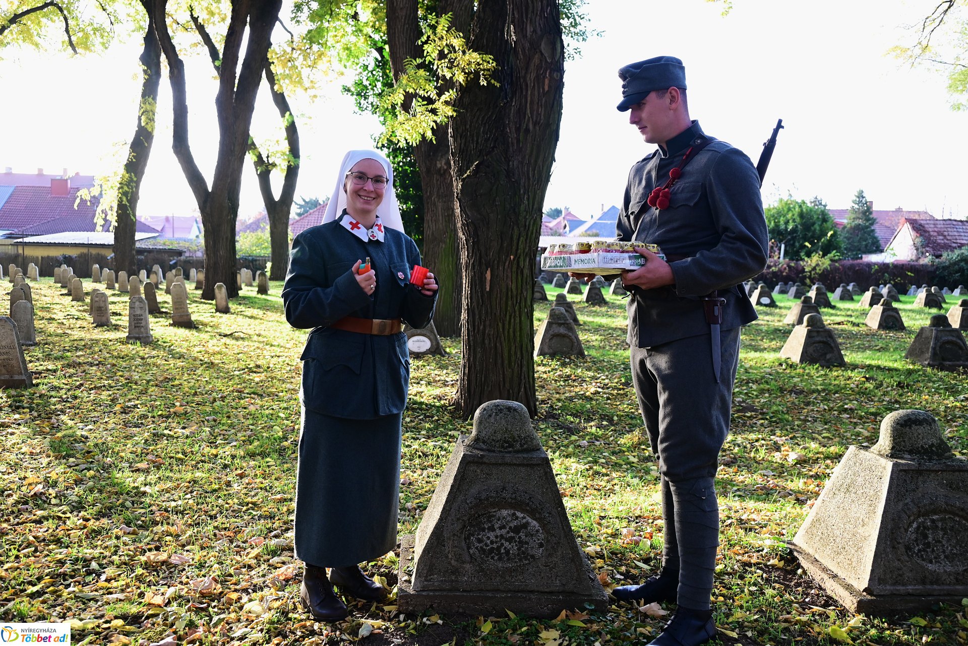 Mécsesgyújtás a Hősök temetőjében