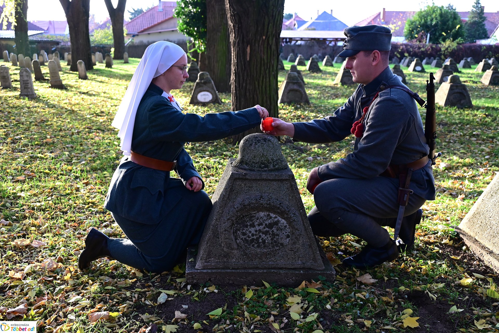 Mécsesgyújtás a Hősök temetőjében