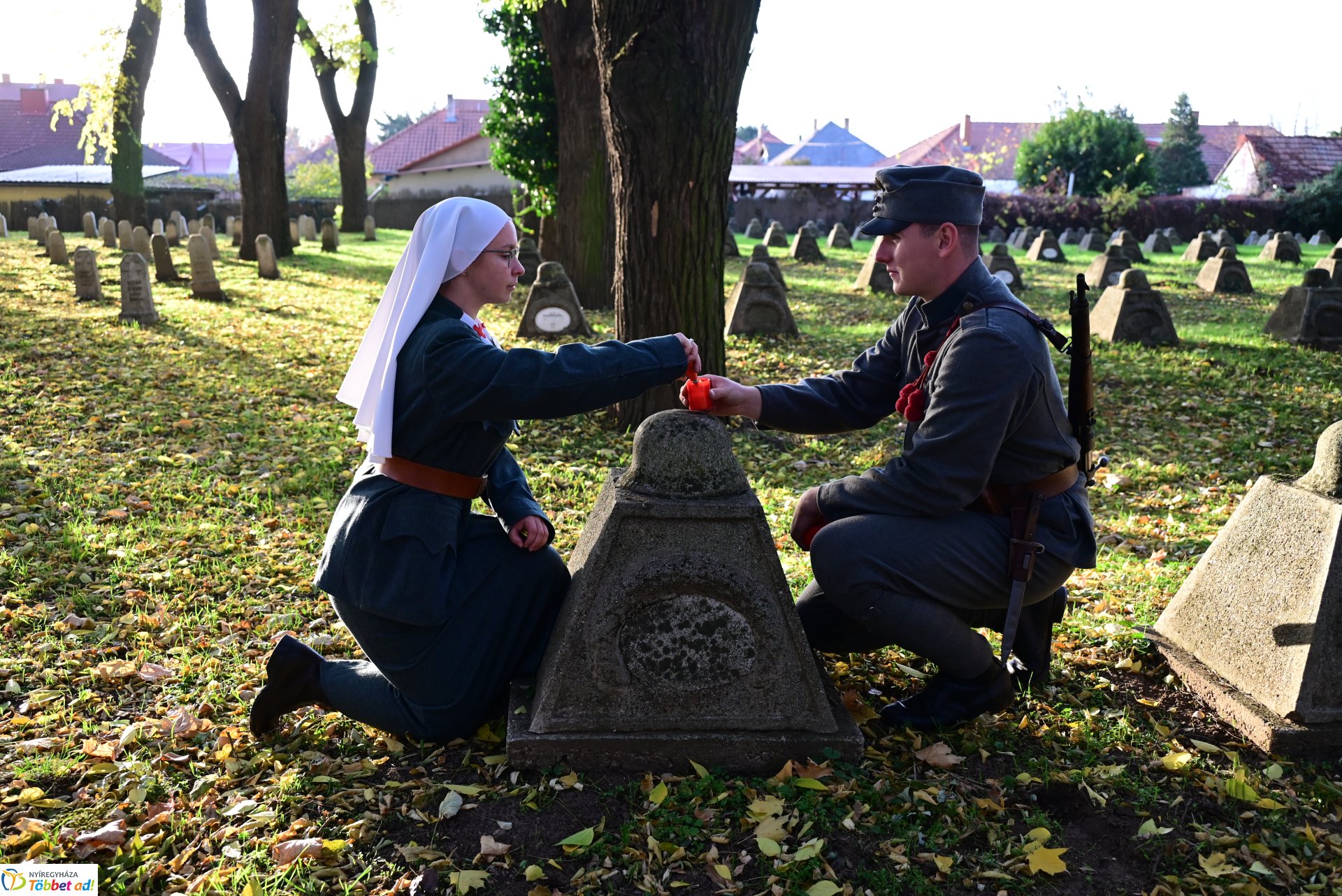 Mécsesgyújtás a Hősök temetőjében