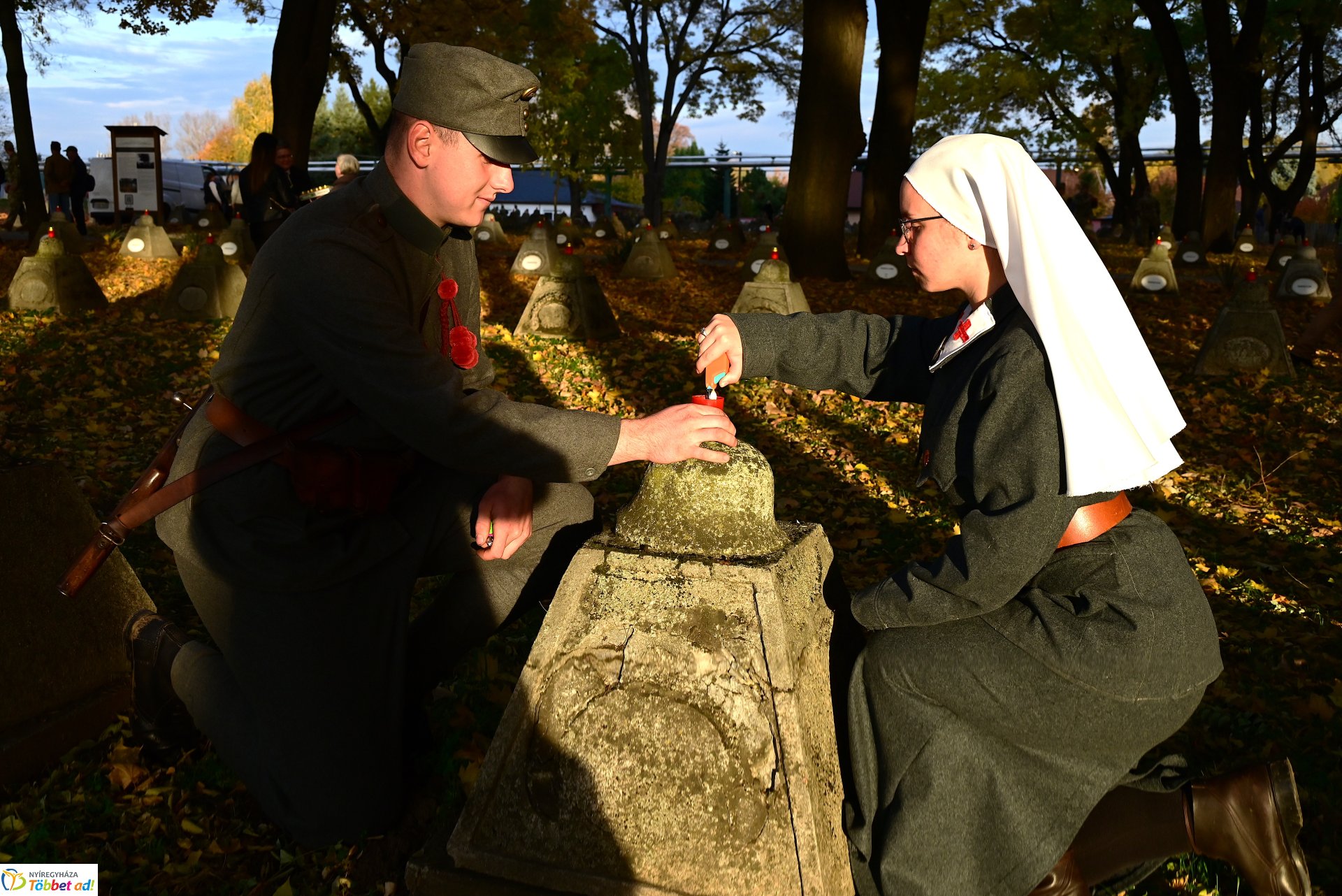 Mécsesgyújtás a Hősök temetőjében