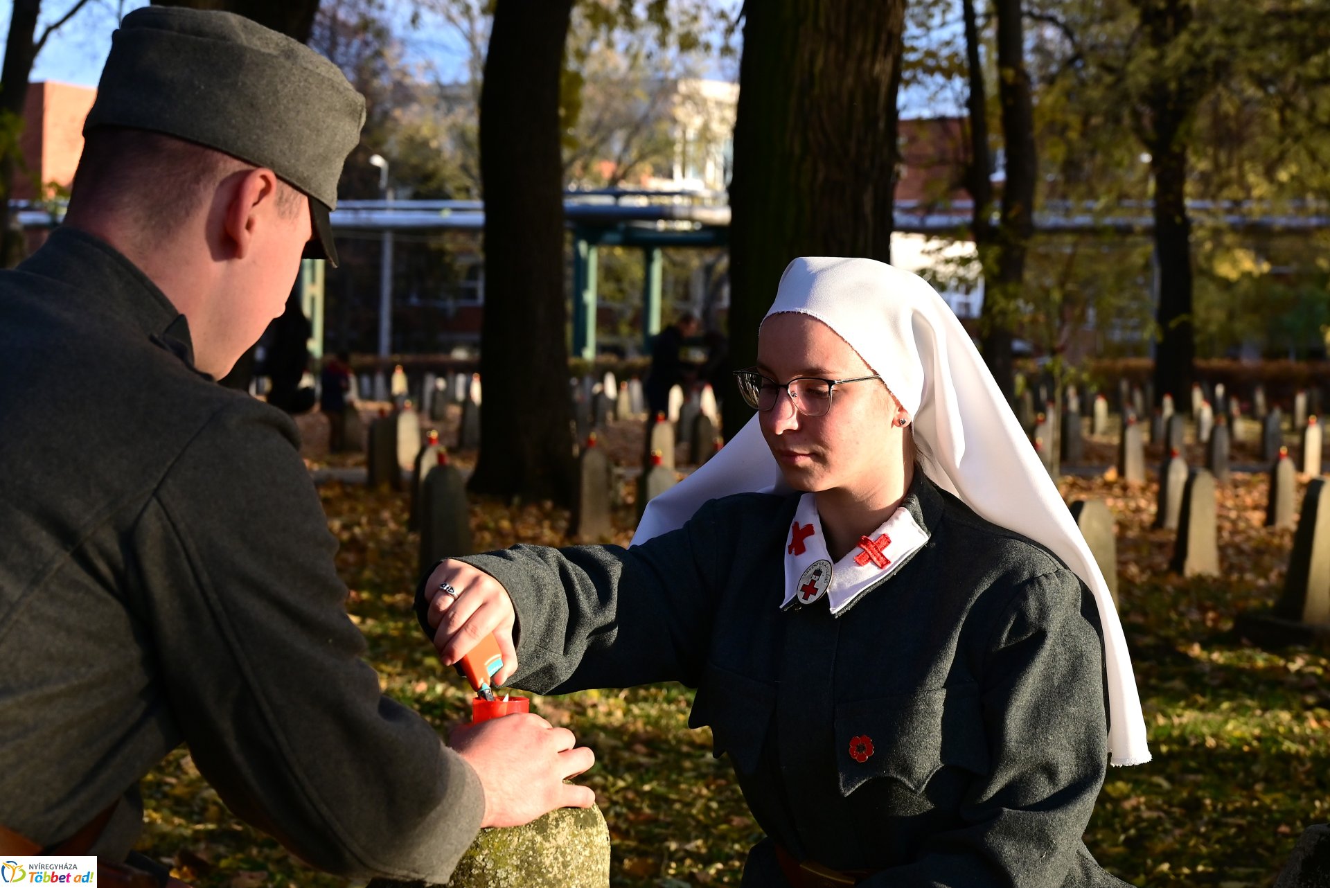 Mécsesgyújtás a Hősök temetőjében