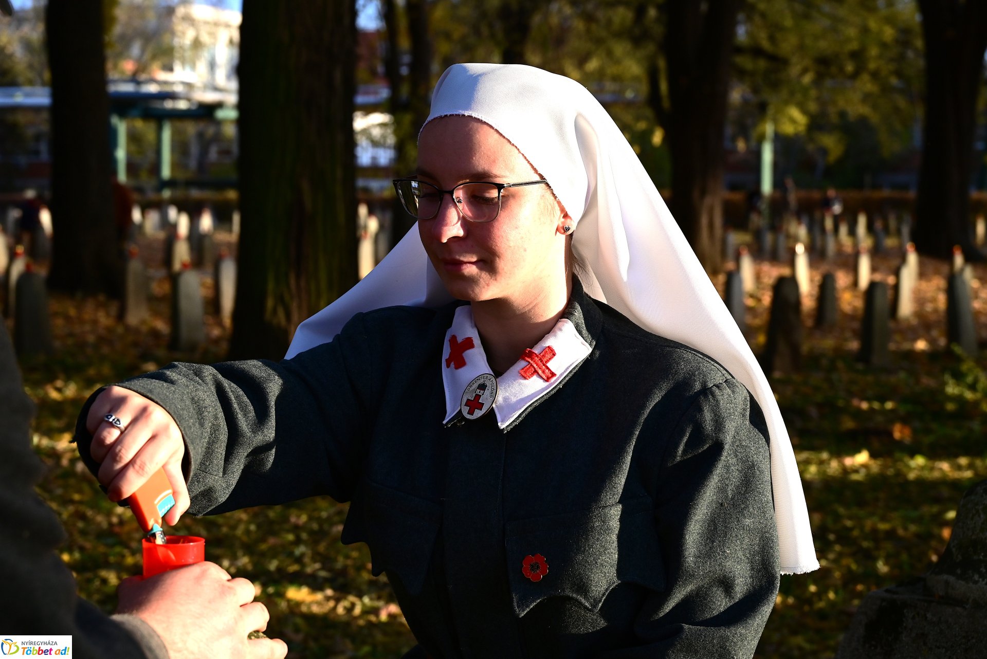 Mécsesgyújtás a Hősök temetőjében