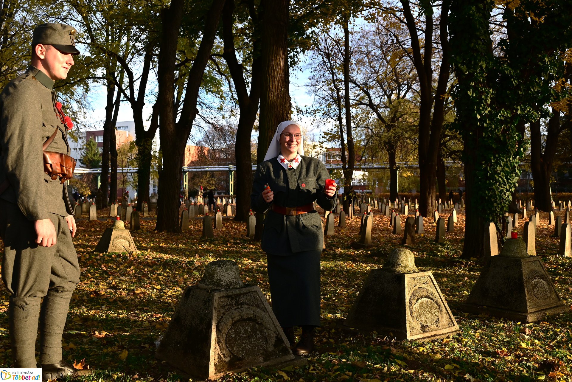 Mécsesgyújtás a Hősök temetőjében