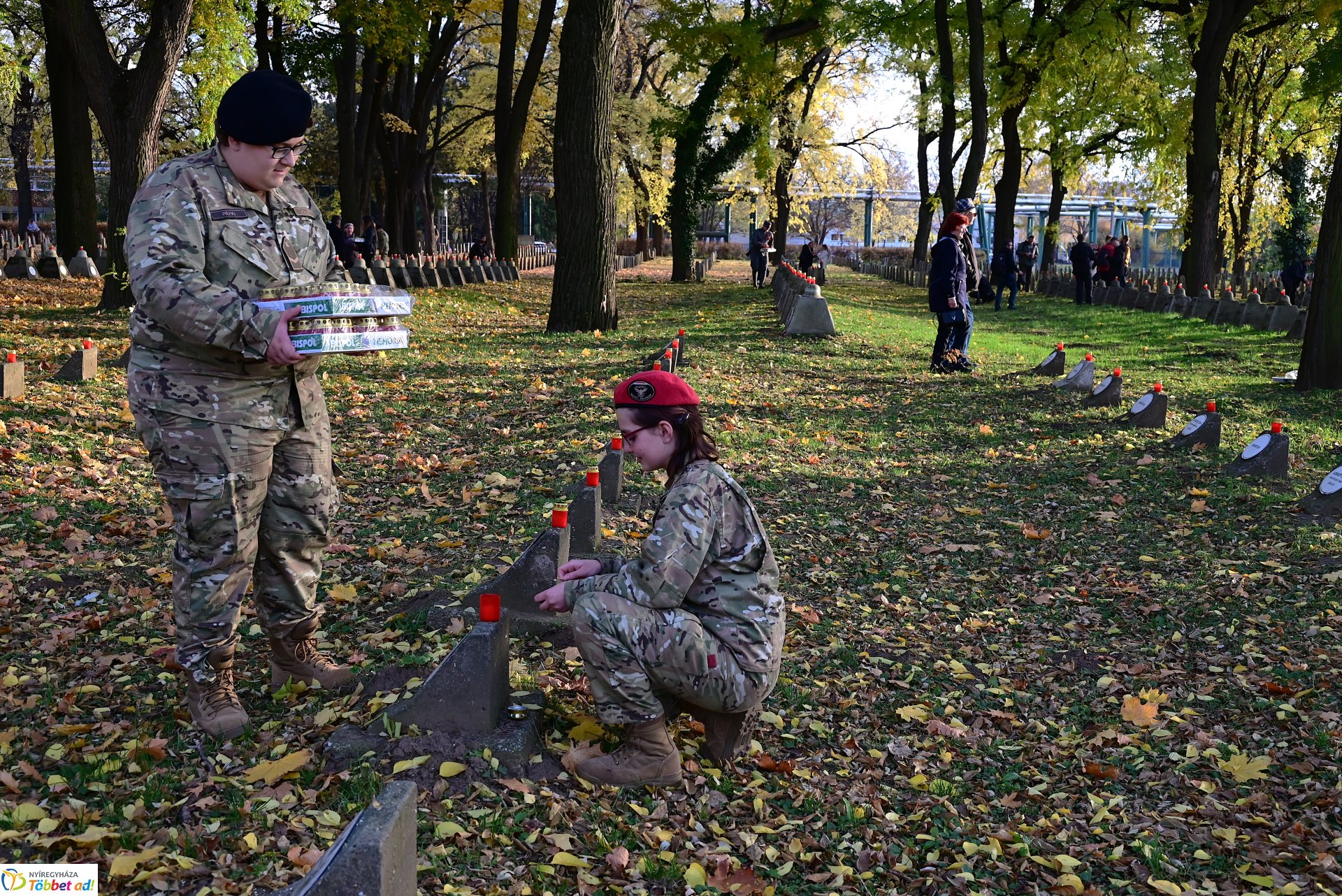 Mécsesgyújtás a Hősök temetőjében