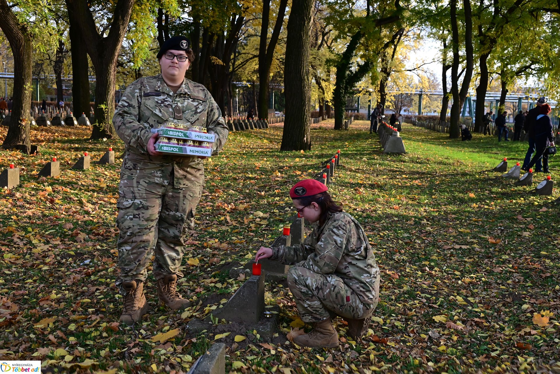 Mécsesgyújtás a Hősök temetőjében