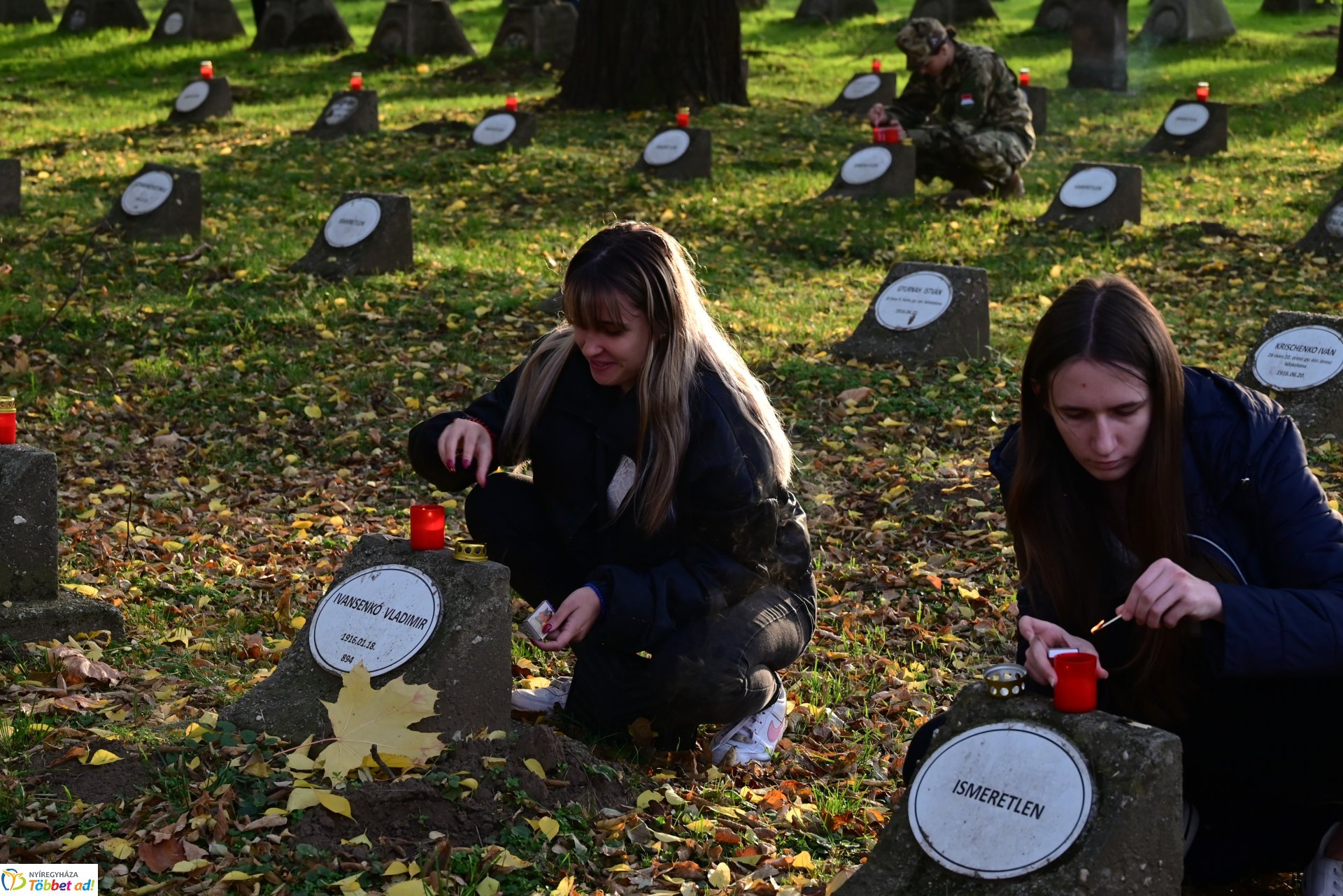 Mécsesgyújtás a Hősök temetőjében