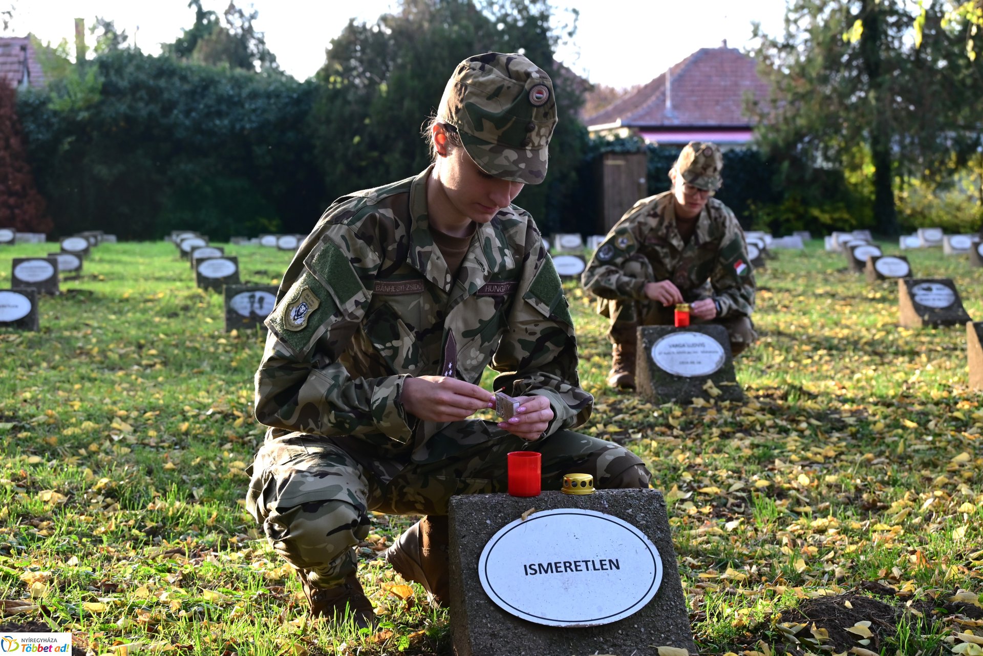Mécsesgyújtás a Hősök temetőjében