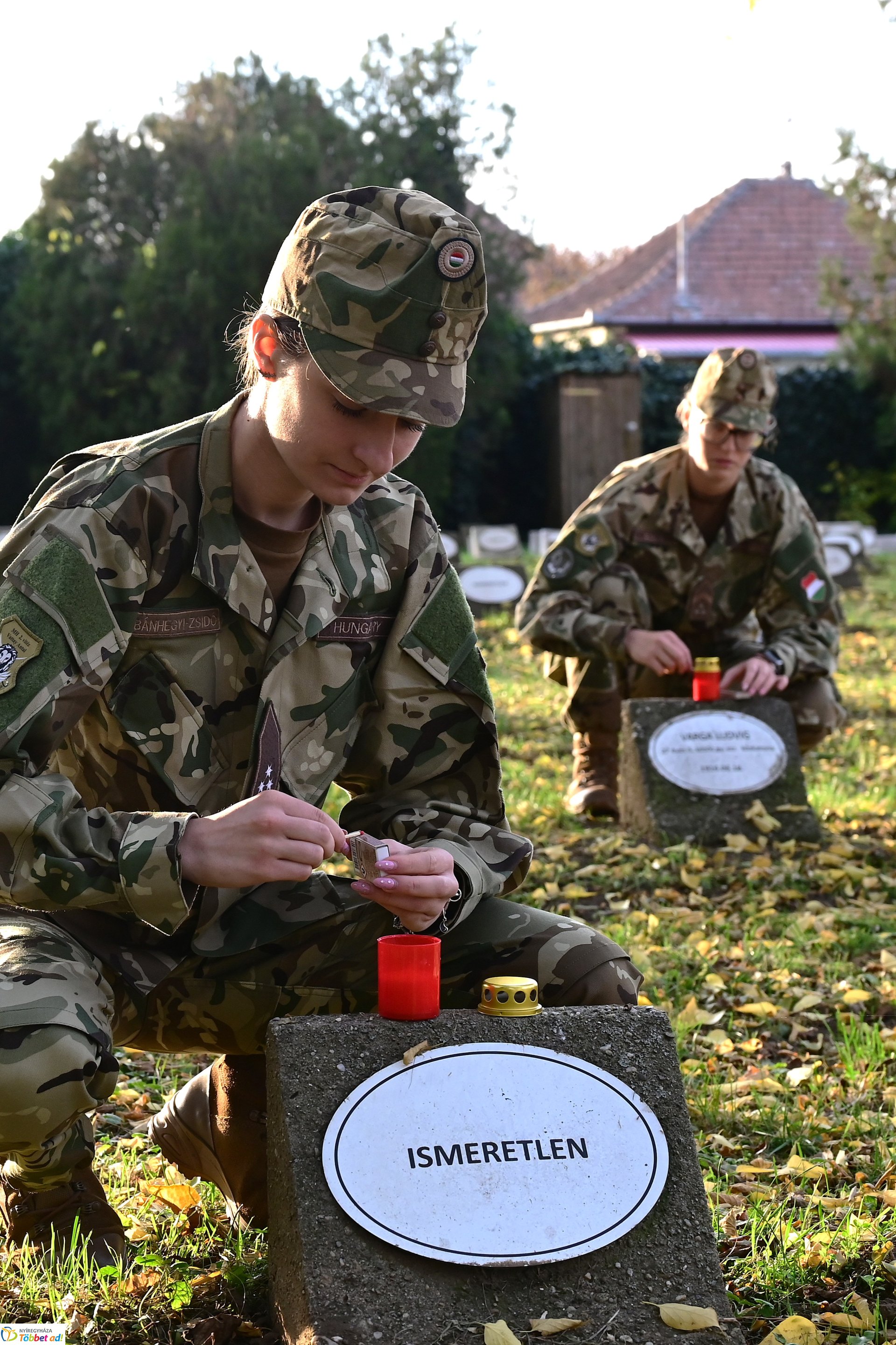 Mécsesgyújtás a Hősök temetőjében