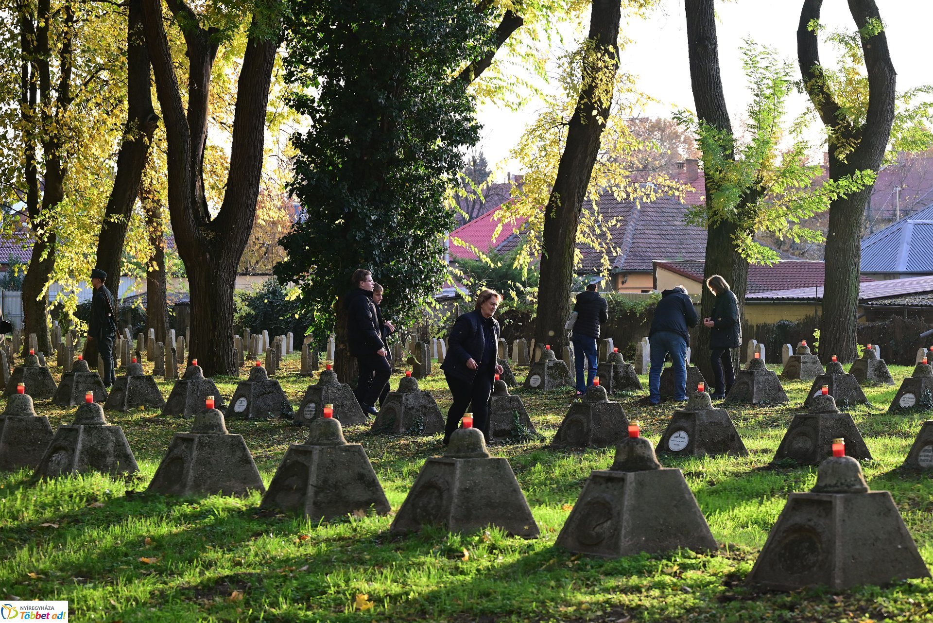 Mécsesgyújtás a Hősök temetőjében