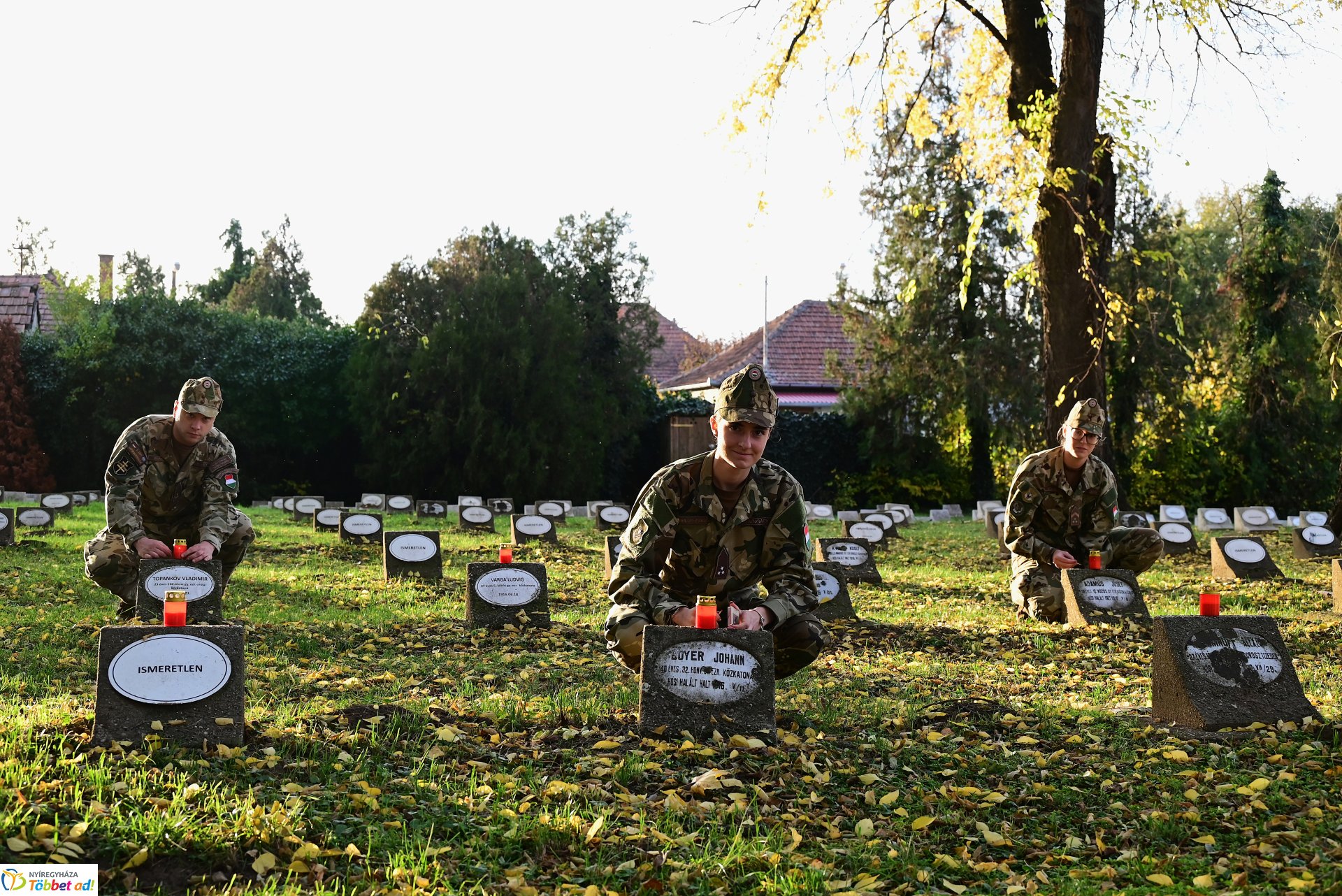 Mécsesgyújtás a Hősök temetőjében