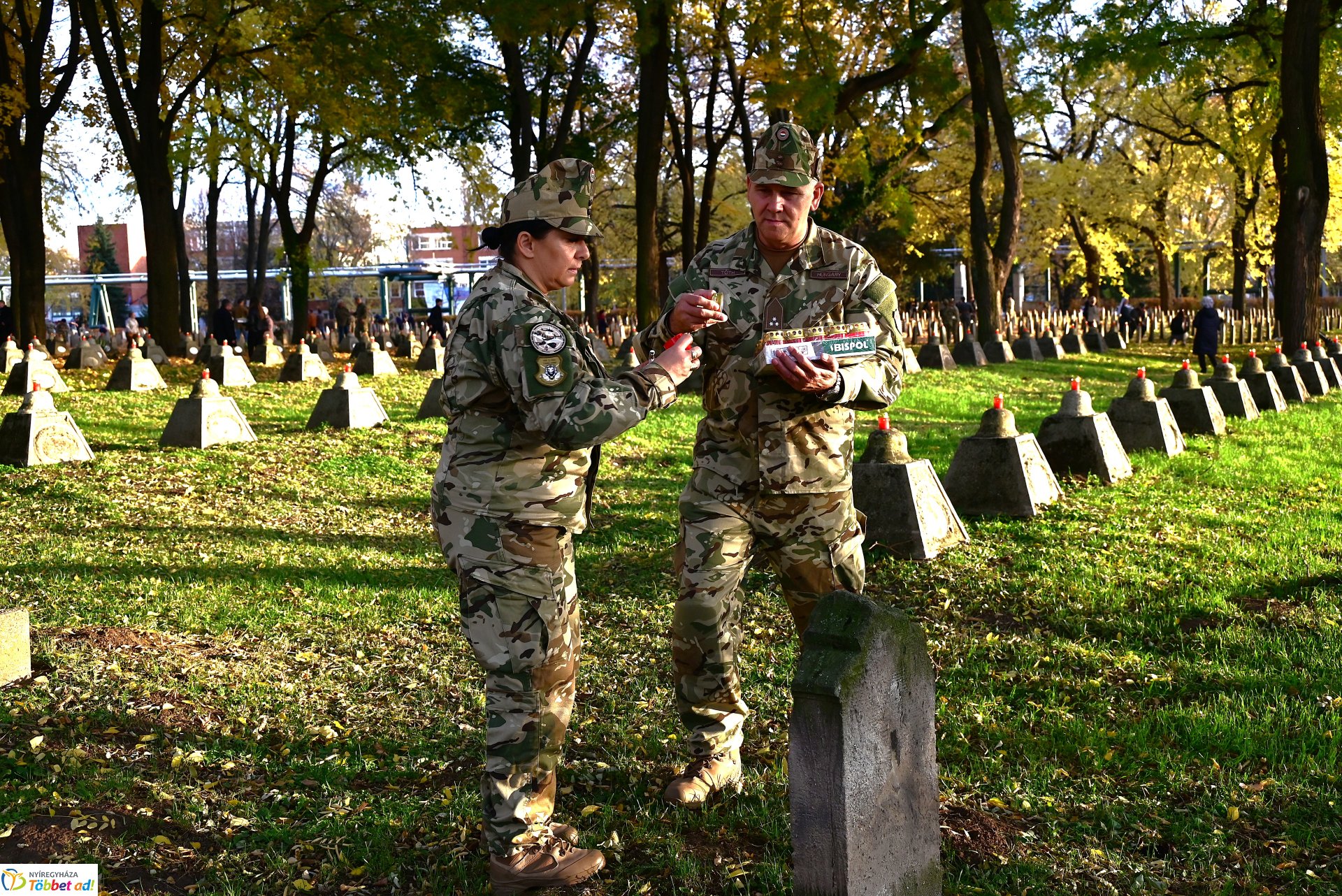 Mécsesgyújtás a Hősök temetőjében