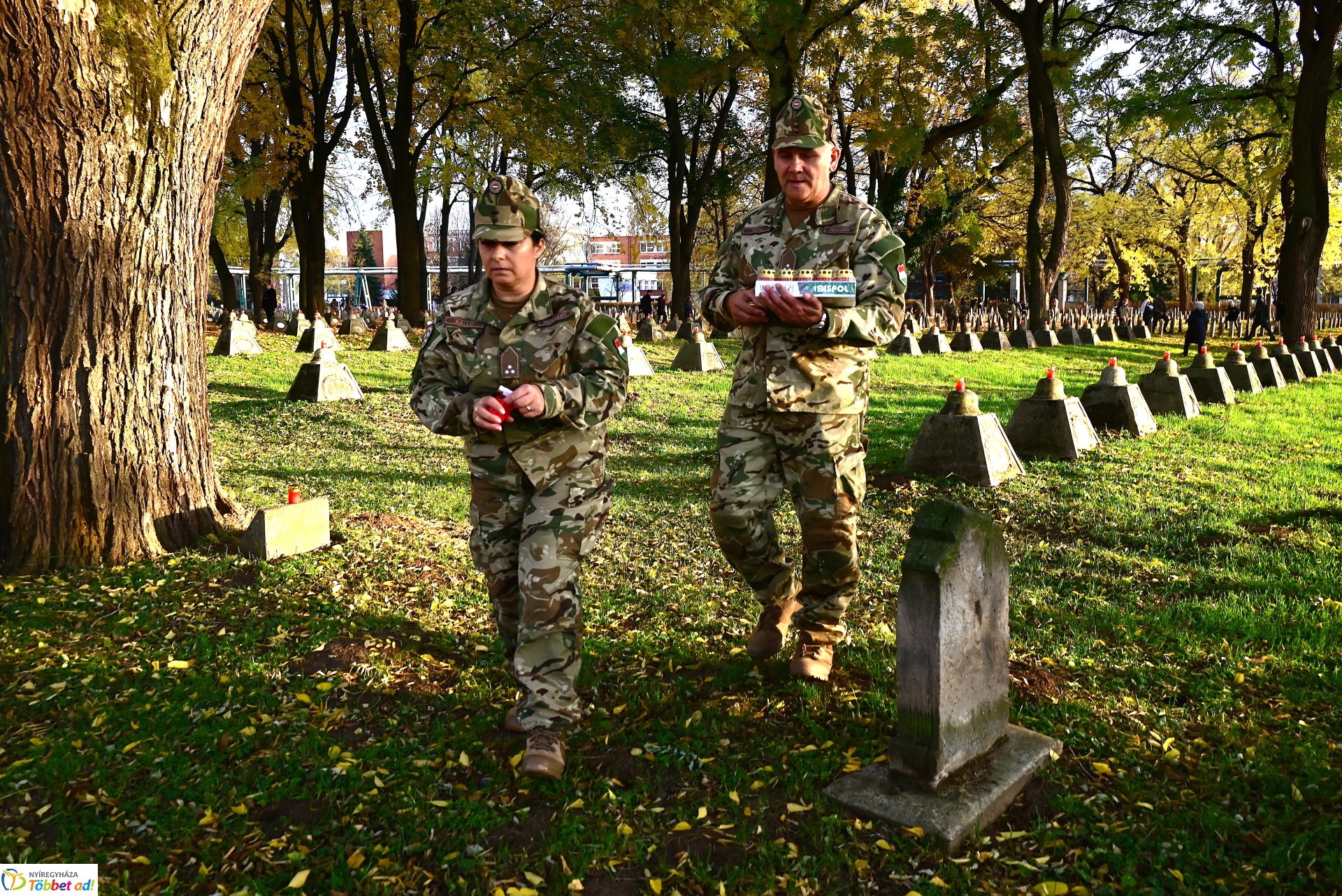 Mécsesgyújtás a Hősök temetőjében
