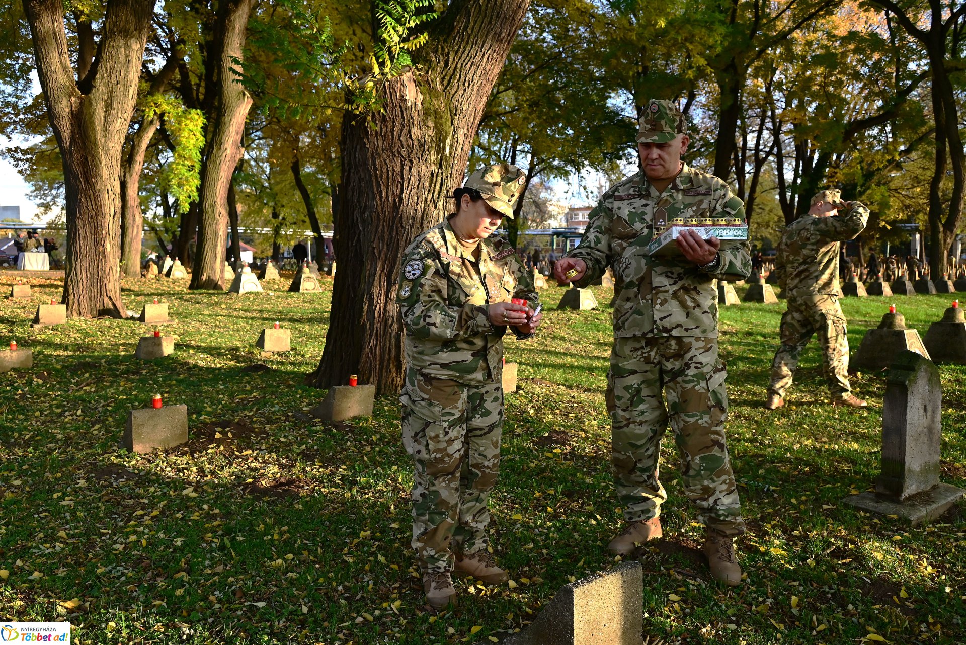 Mécsesgyújtás a Hősök temetőjében