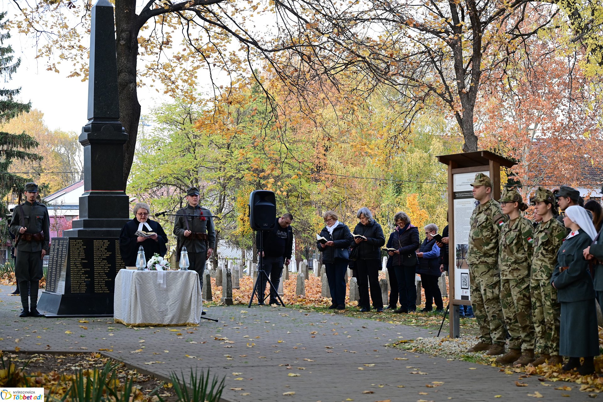 Mécsesgyújtás a Hősök temetőjében