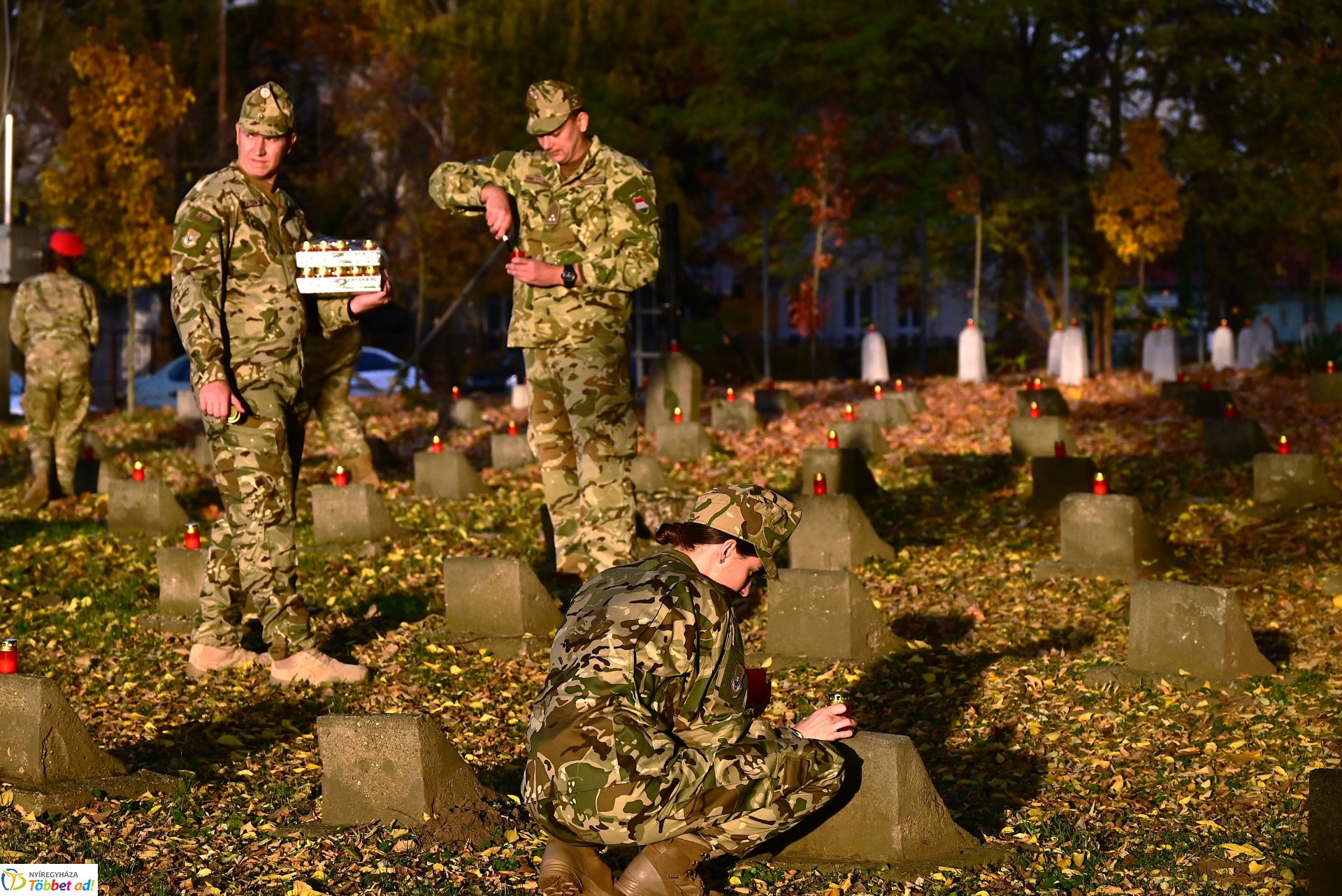 Mécsesgyújtás a Hősök temetőjében